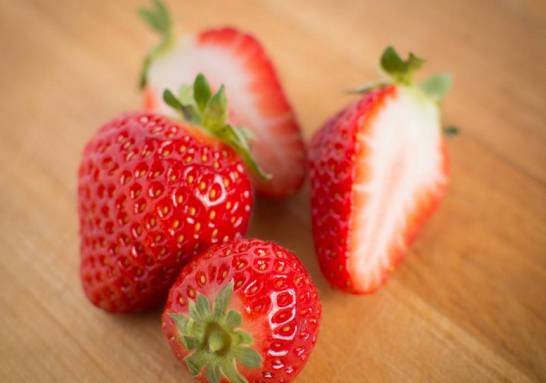 摘草莓的季节 自然成熟的草莓在2-3月 大丰收在4-5月