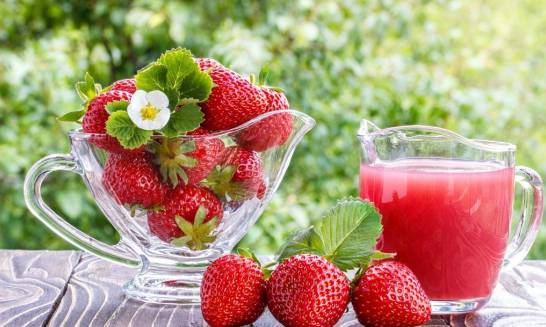 草莓果汁怎么做 草莓加白糖以10:1的比例直接榨汁